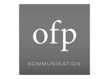 Das Logo von ofp Kommunikation zeigt weiße Buchstaben auf grauem Hintergrund. Es steht für strategische Kommunikationsberatung.
