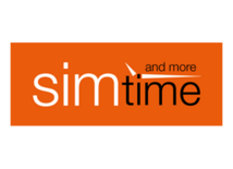 Das simtime-Logo zeigt weißen und schwarzen Text auf orangenem Hintergrund. Es steht für Timinglösungen und Eventsupport.