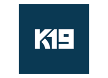Logo von K19 in weißen Buchstaben auf dunkelblauem Hintergrund. Es symbolisiert Medienproduktion und digitale Inhalte.