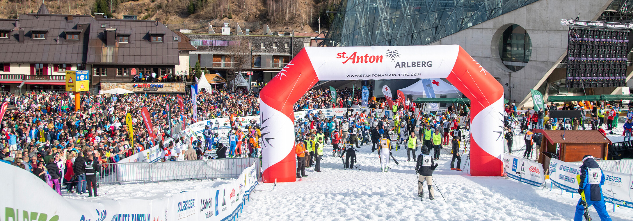 Der Weisse Rausch - Ziel Das Ziel des Weissen Rausch mit einer tobenden, großen Menschenmasse die alle Skifahrer:innen anfeuern.
