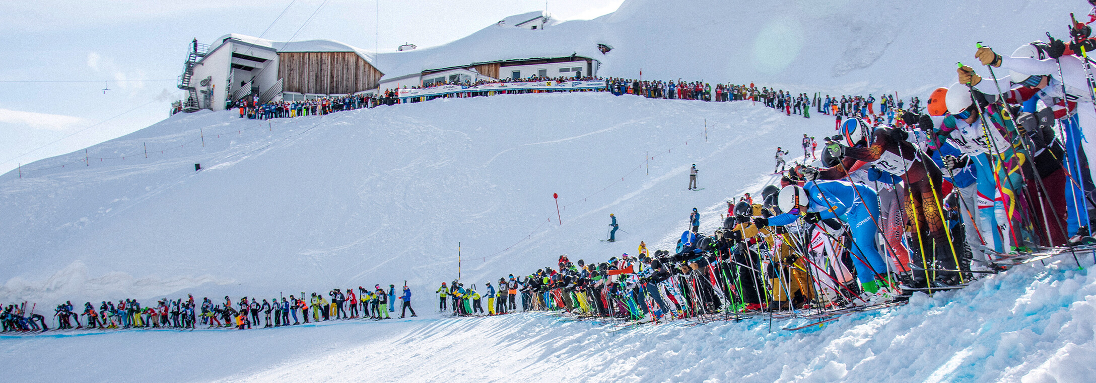 Massenstart des Weissen Rausch mit rund 150 Athleten, die auf Skiern ins Tal fahren.
